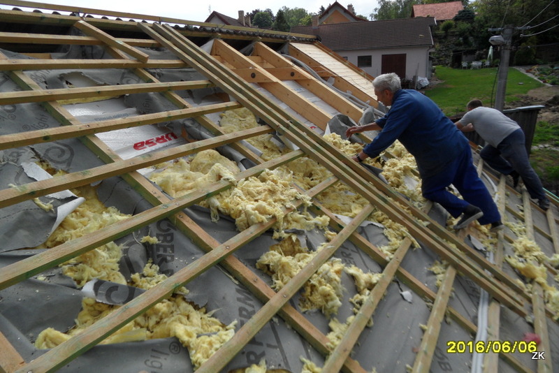 Poškození střechy domu a izolace od kunou